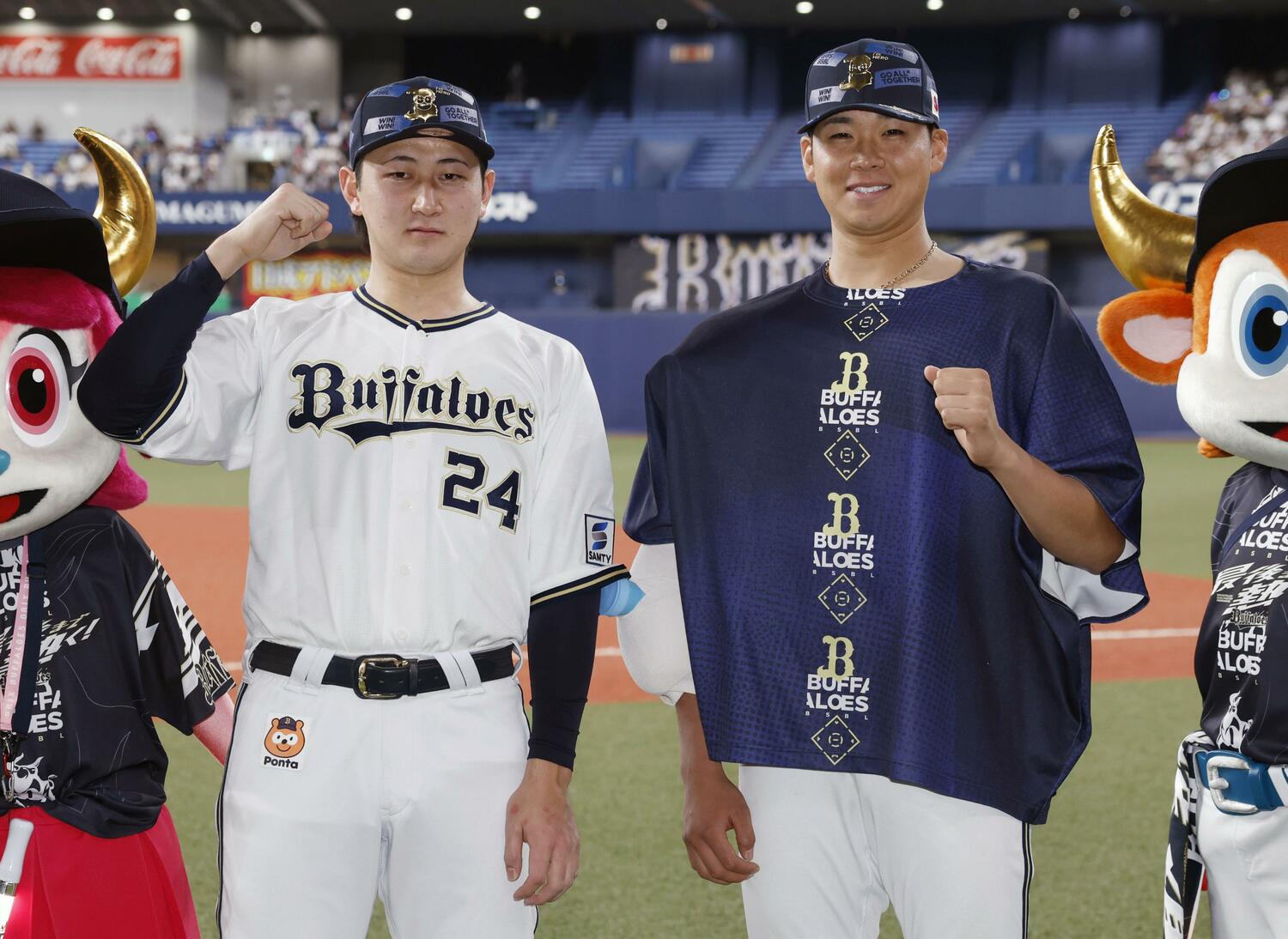 ヒーローインタビューで紅林とポーズをとる山下 ©KYODO