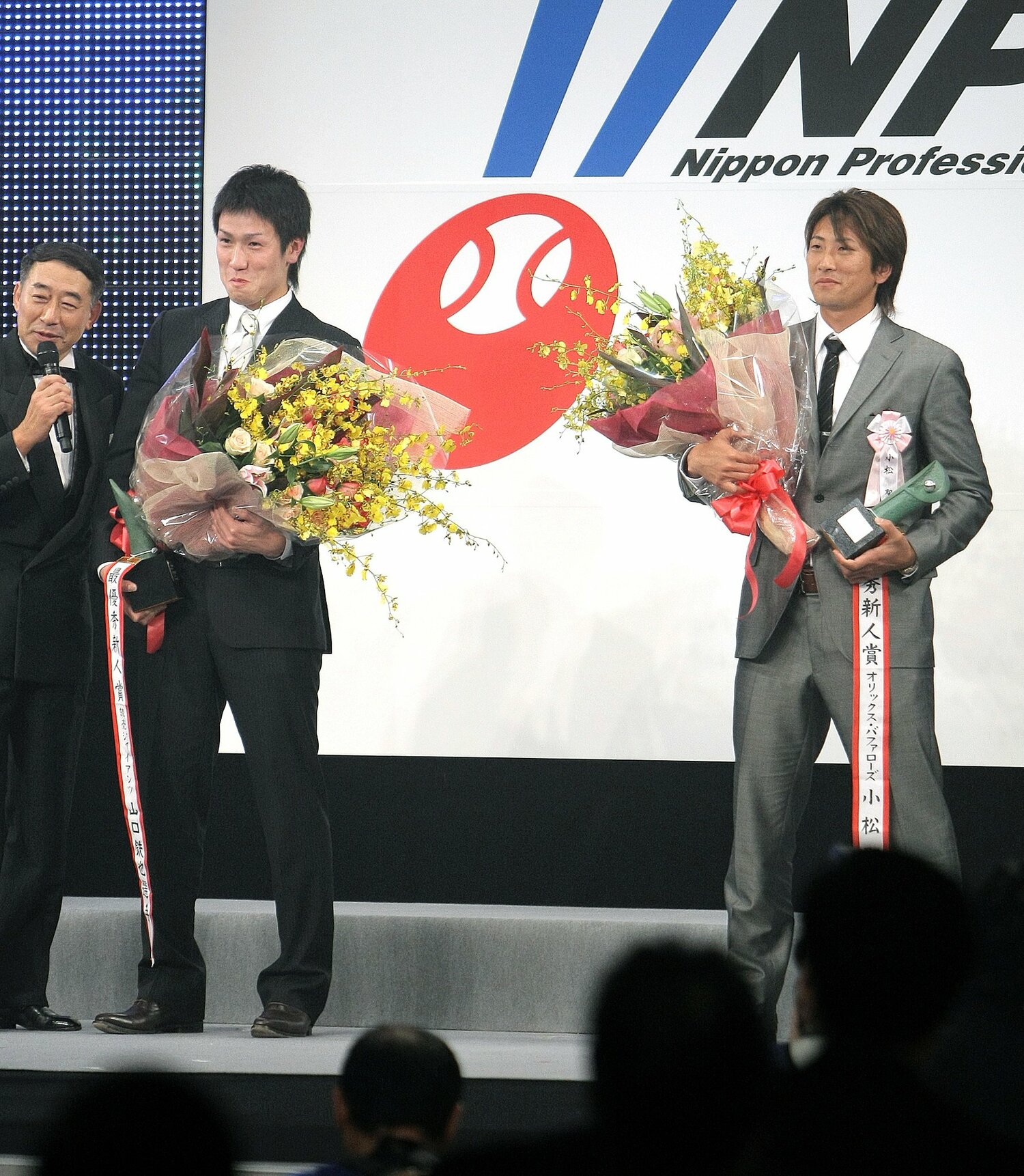 2008年、セ・リーグ新人王になった。右はパ・リーグ新人王のオリックス・小松聖　©JIJI PRESS