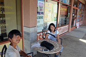 LAのネイルスパの前で友人と再会。 