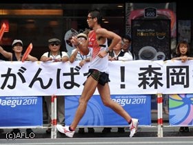 KOICHIRO MORIOKA
1985年4月2日、長崎県生まれ。'05年の日本選手権20kmで初優勝を飾ると以降、日本代表の常連に。昨夏のテグ世界選手権50kmでは日本勢最高タイとなる6位入賞を果たし、ロンドンへの切符を手にした。山崎は順大の先輩になる。自己ベストは3時間44分45秒。183cm、65kg。