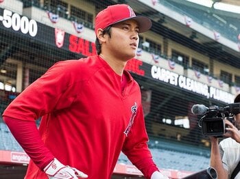 〈大谷翔平29歳に〉ファウル直撃の審判を気遣い…23歳からメジャーで続く「ショウヘイ愛」サイ・ヤング賞腕「僕がおじいちゃんになったら」＜Number Web＞ photograph by Nanae Suzuki