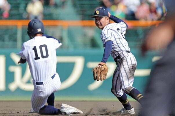 素手捕球にグラブトスまで…今年の甲子園“二遊間が上手すぎる”問題　関係者が明かしたその「納得のワケ」は？「ツーランクは上手くなっている」