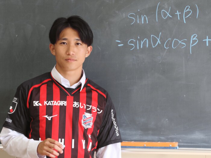 “進学校の10番”ギリギリまで揺れた「大学受験か、プロか」急転直下の“高卒Jリーガー誕生”ウラ話「参考書持参で入団テスト」＜Number Web＞ photograph by Takahito Ando