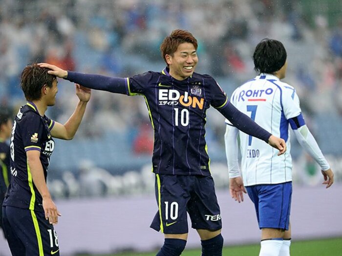 G大阪と広島、今年の狙いは「中央」。サイド攻撃巧者の両クラブが進化中。＜Number Web＞ photograph by AFLO