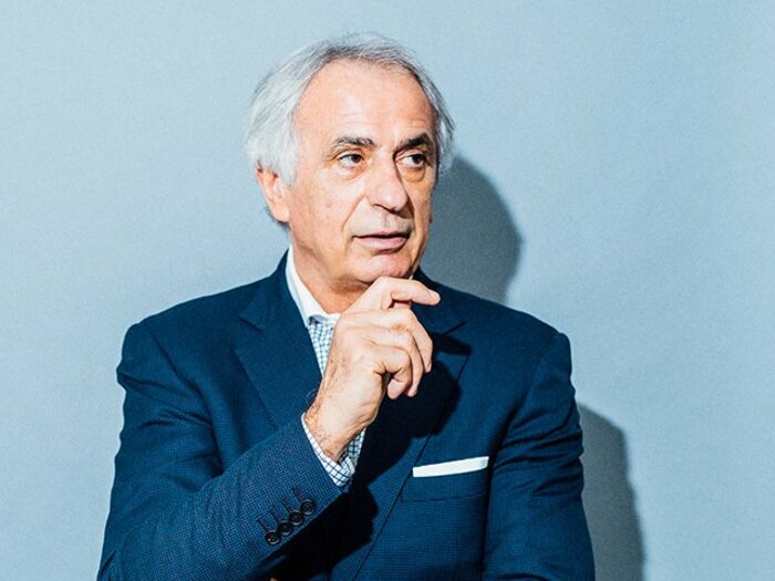 ハリルとフランス語で話してみる。頑固な哲学者かオヤジギャグか？＜Number Web＞ photograph by Ichisei Hiramatsu