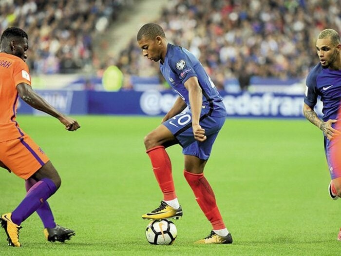 ロシアW杯で優勝するのは仏代表だ!最強軍団を率いる監督デシャンの苦悩。<Number Web> photograph by Pierre Lahalle