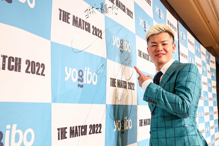 サインをする那須川天心　©THE MATCH 2022/Susumu Nagao