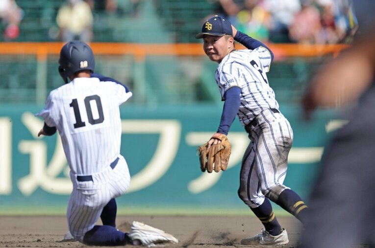 華麗な併殺プレーなど多くの美技を見せてくれた甲子園の二遊間選手たち。その技術向上のウラには一体どんな秘密が…？ ／ photograph by Sankei Shimbun