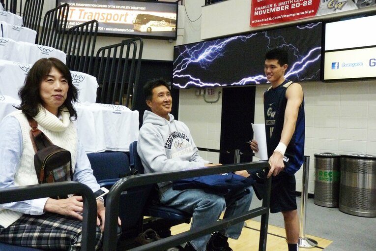 2015年11月、当時大学生だった渡邊雄太の応援に駆けつけた父・英幸さんと母・久美さん（筆者撮影）