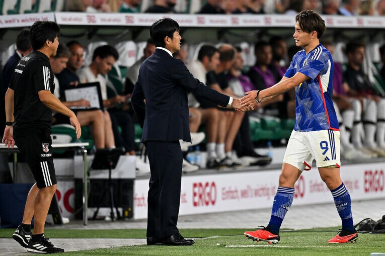ゴールを挙げた上田綺世の交代時、握手で称える森保監督　©Getty Images