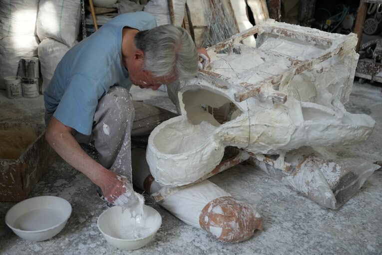 スタッフを貼り付ける井野雅文さん