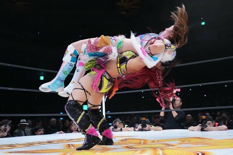 ドラゴンスープレックスを放つイヨ・スカイ　©Essei Hara