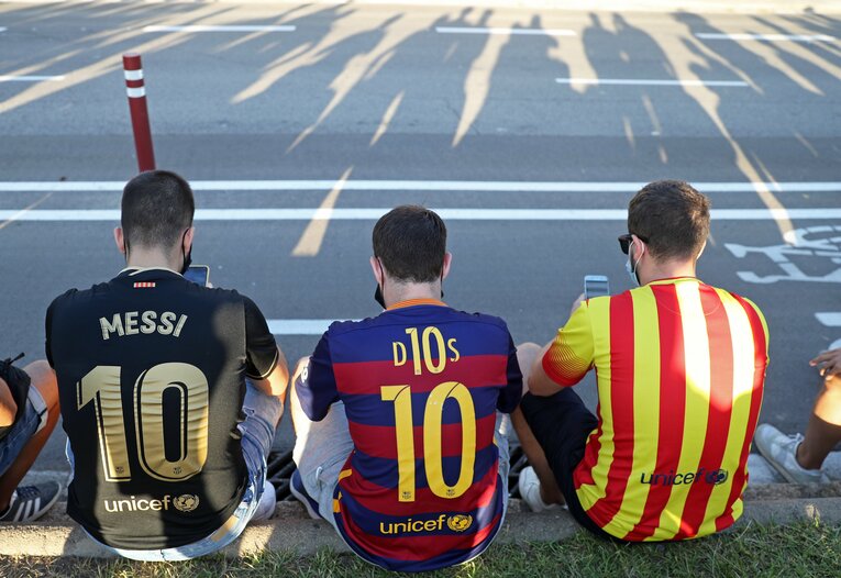 世界中の人が「MESSI 10」ユニフォームを買い求めるなど、メッシがバルサにもたらした利益は計り知れない©Getty Images