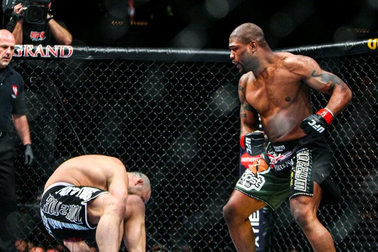 意識を飛ばされて倒れ込むシウバ（6枚目／全8枚）©Susumu Nagao