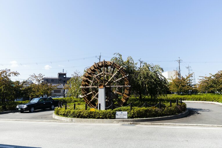 淀駅前のモニュメント