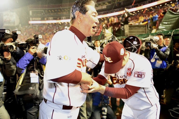 2013年日本シリーズ。星野監督は好投の美馬を労う　１枚目　©Naoya Sanuki