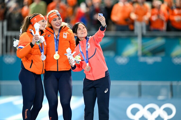 恒例メダリスト自撮り　©Asami Enomoto/JMPA