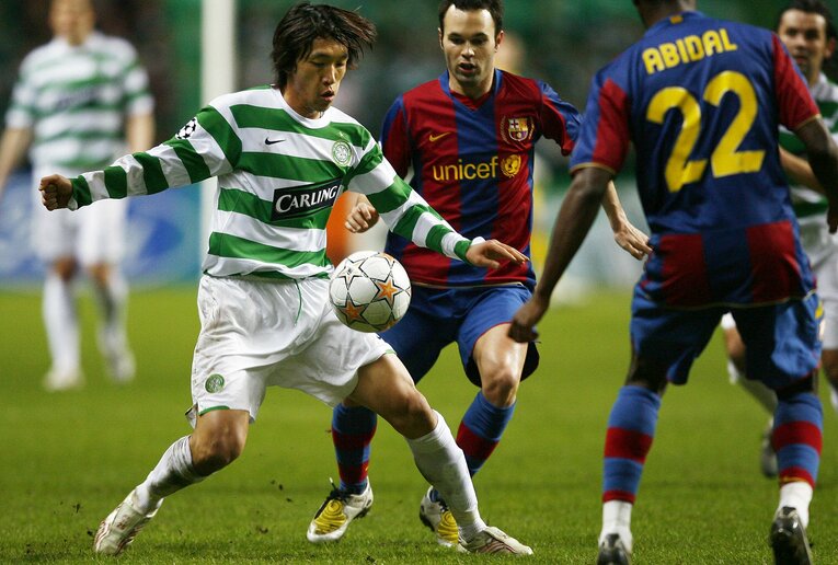 セルティック時代の中村とバルサ時代のイニエスタのマッチアップ　©AFP/AFLO