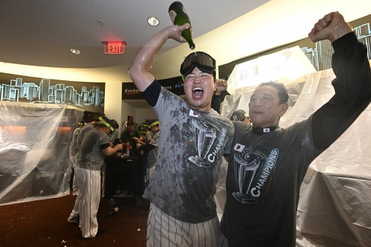 びしょ濡れの栗山監督と村上　代表撮影