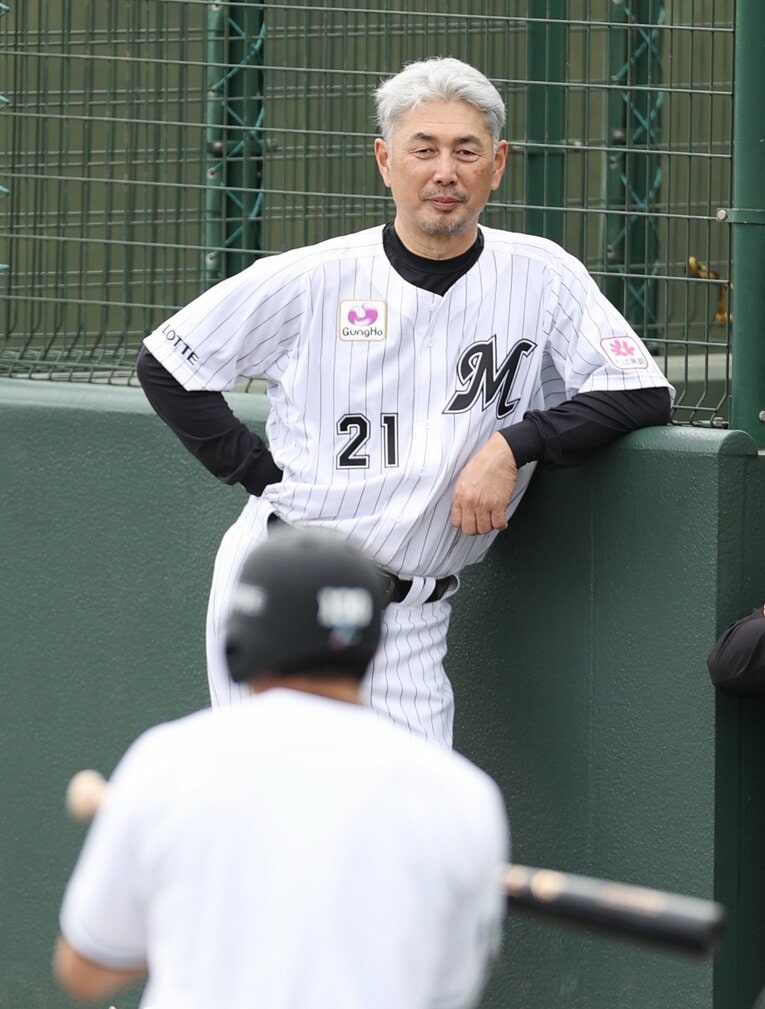 選手の発言にやさしく微笑む吉井監督　©︎JIJI PRESS