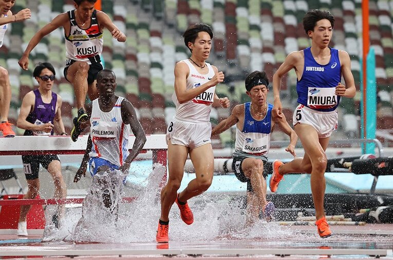 伊藤達彦の走りに強い刺激を受けた青木涼真（中央）は、3000mSCで五輪へ続く最後の大舞台に挑む ／ photograph by AFLO