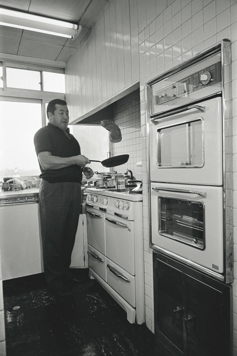 力道山が自宅キッチンで料理をする貴重な1枚　©BUNGEISHUNJU