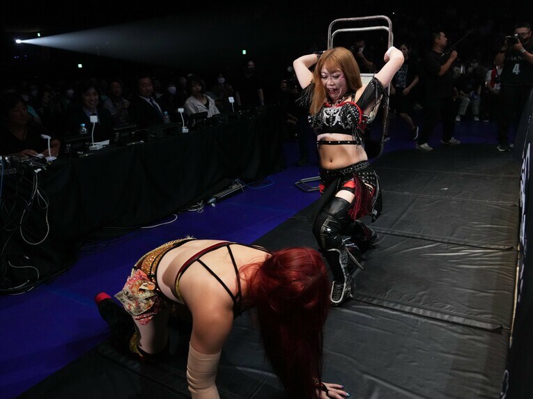 舞華にイスを振りかざす鈴季すず