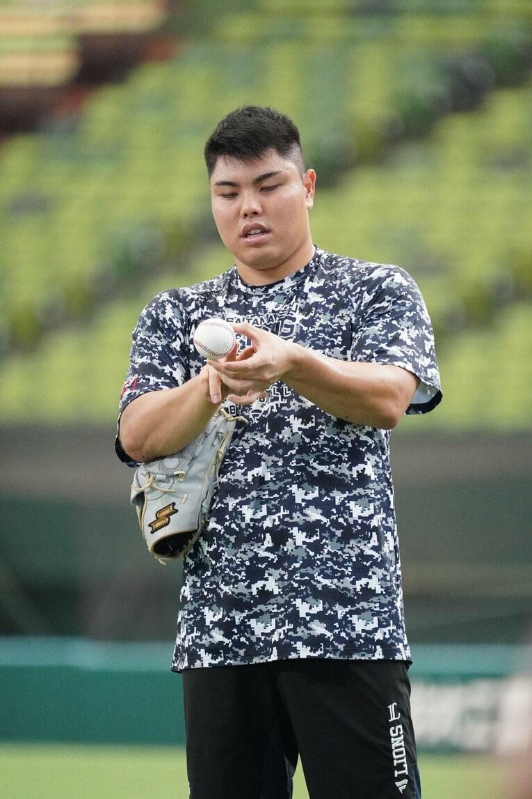 トレーニング中、ボールの指のかかり方を確認する　※球団提供