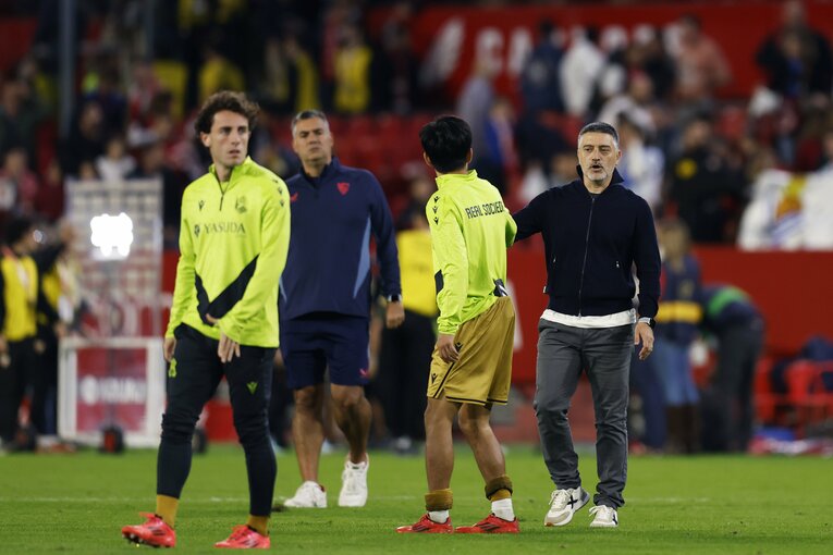 試合後には相手監督ピミエンタ（バルサカンテラ時代に面識がある）から健闘を労われた　©Daisuke Nakashima