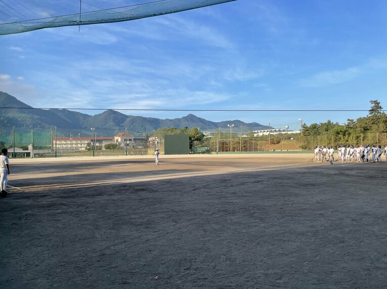 【昨夏の大社】野球部のグラウンド。1、2年生を中心に練習が始まる