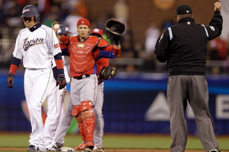 2013年WBCの準決勝プエルトリコ戦で痛恨の重盗失敗し、うなだれる内川聖一。当時のミスの要因と教訓を一塁ランナーだった井端弘和が明かした ／ photograph by Getty Images
