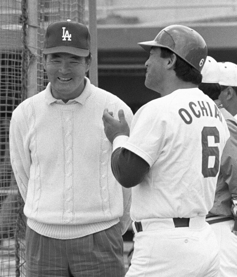 落合博満にとって長嶋茂雄は憧れの人だった。写真は1991年2月、中日キャンプを訪れた長嶋と笑顔で話す落合　©KYODO