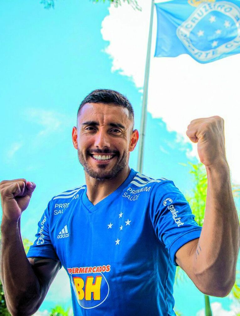 クルゼイロのユニフォームに身を包み、笑顔のルシェウ。事故後最初の目標は「歩けるようになること」だった