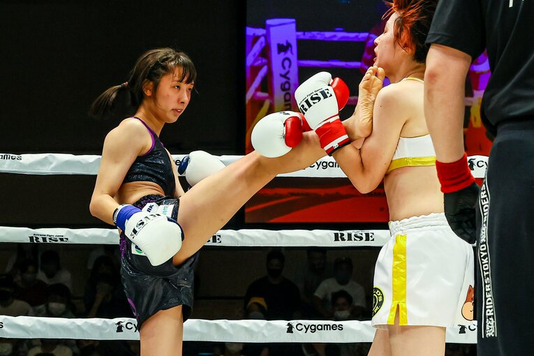 第3試合、山本に前蹴りをヒットさせた辻井