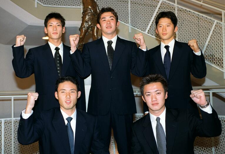 廃部が決まっていた社会人野球・プリンスホテルからは2000年のドラフト会議で西武から1位指名された大沼幸二（後列中央）ら5人が指名を受けた。後列左から水田圭介、1人おいて、福井強、前列左から伊達昌司、長崎伸一　©JIJI PRESS