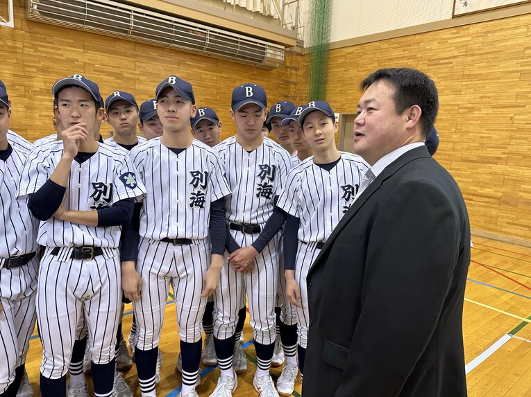 選手に語りかける島影隆啓監督　©Yuji Yanagawa