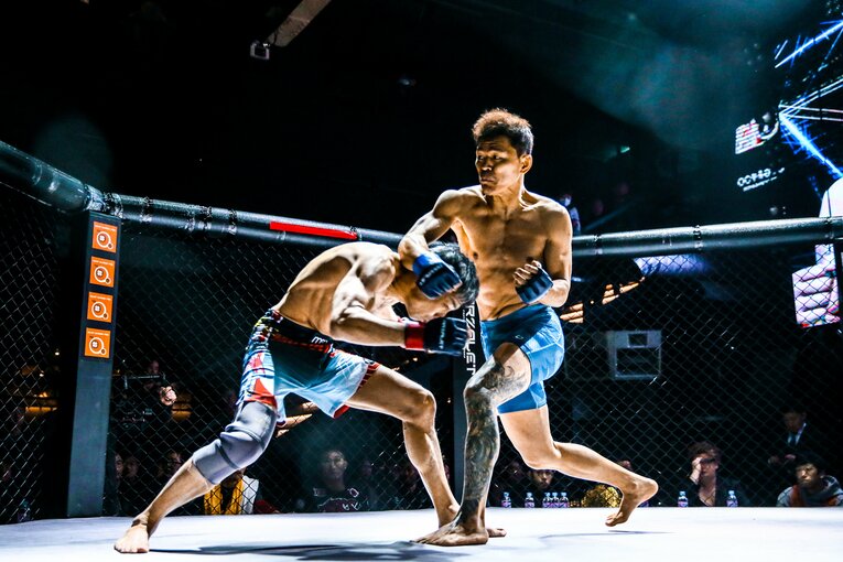 パンチをかいくぐってタックルに入る大石　©Susumu Nagao