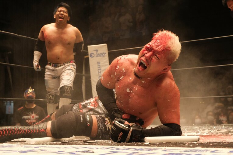 「デスマッチ・イズ・マイライフ」妻の急死を乗り越えた“クレイジー・キッド”竹田誠志の決意「蛍光灯やカミソリで傷つけ…でもそれが生きがい」(24)