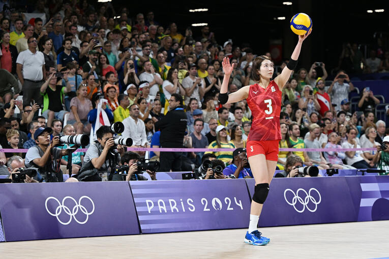 初戦を落として迎えたパリ五輪予選リーグ2戦目。ブラジルにマッチポイントを握られた第3セット、古賀は一矢報いるサービスエースを決めた　©︎MATSUO.K/AFLO SPORT