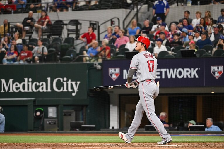 20号2ラン直後の「確信歩き」（2枚目／全4枚）　　©Nanae Suzuki