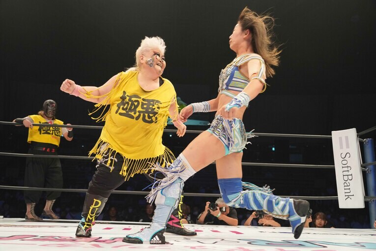 天咲光由へラリアットを繰り出すダンプ松本