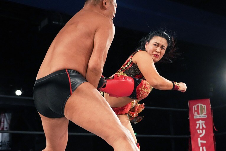 鈴木みのるのボディにスピンキックを入れる里村明衣子　©Essei Hara