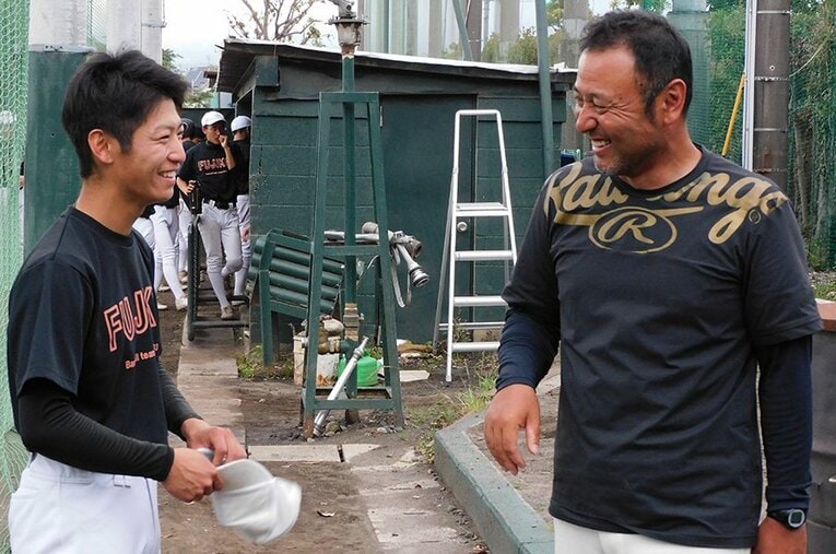 県立富士高校の稲木恵介監督（右） ／ photograph by Jun Aida