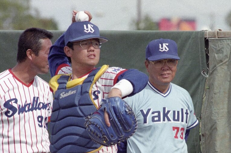 1989年ドラフト2位でトヨタ自動車からヤクルト入りした古田敦也。写真は93年春のユマキャンプ、野村克也監督から指導を受ける ／ photograph by Sankei Shimbun