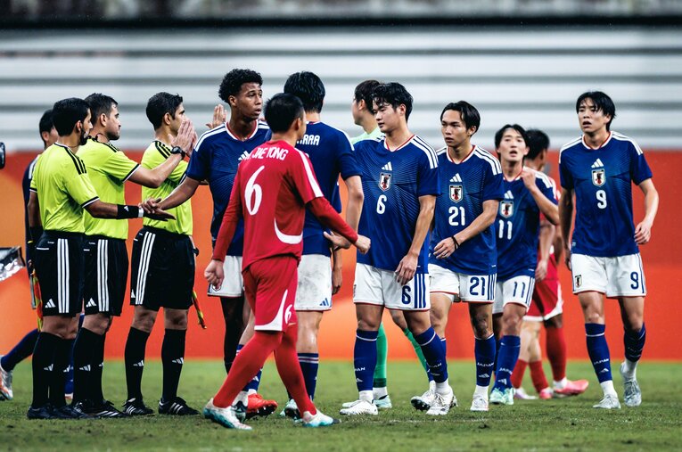 アジア大会サッカーの準々決勝・日本vs北朝鮮は1-0で日本が勝利。試合後、北朝鮮の選手たちは整列に加わらず握手を交わすこともなかった ／ photograph by Kiichi Matsumoto