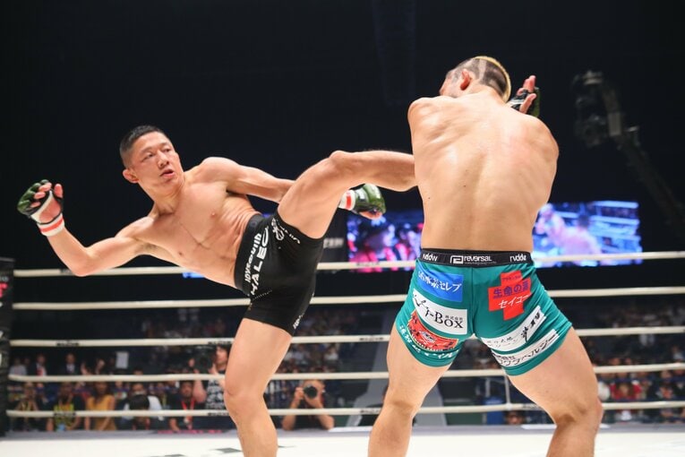 堀口の蹴りをガードする扇久保　©RIZIN FF