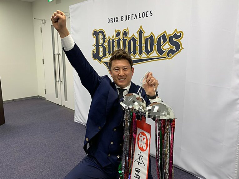 契約更改を終えて、充実の表情で“昇天ポーズ”を決める杉本　©︎Noriko Yonemushi