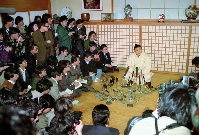 1993年1月27日、宮沢りえとの婚約解消について記者会見をする貴ノ花（東京都中野区の藤島部屋）　©JIJI PRESS