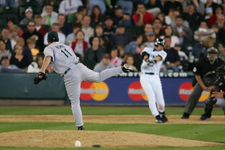 2005年6月、当時デビルレイズに所属していた野茂英雄とイチローの4度目の対決。第3打席に中前打を放ち、同点劇を呼んだ。野茂の日米200勝はお預けに　©Koji Asakura