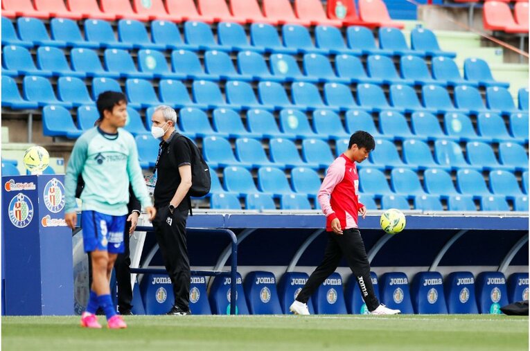 試合前の久保と乾©Daisuke Nakashima